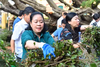 Bí thư Thành ủy Hà Nội Bùi Thị Minh Hoài và lãnh đạo thành phố tham gia vệ sinh môi trường cùng người dân tại khu vực phố Trần Hưng Đạo - Bà Triệu. 
