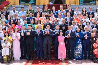  Chủ tịch nước Lương Cường với các điển hình tiêu biểu Chương trình Việc tử tế và các đại biểu tại buổi gặp mặt.