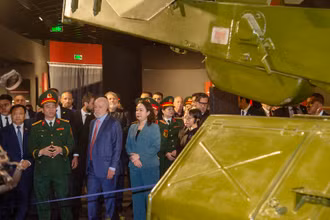 Phó Chủ tịch nước Võ Thị Ánh Xuân và Tổng thống Brazil Luiz Inacio Lula da Silva tham quan Bảo tàng Lịch sử Quân sự Việt Nam.