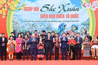 Chủ tịch nước Lương Cường cùng các đồng chí lãnh đạo Đảng, Nhà nước và đồng bào các dân tộc anh em tại Ngày hội "Sắc xuân trên mọi miền Tổ quốc".
