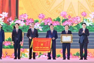 Chủ tịch nước Lương Cường trao tặng Danh hiệu "Thành phố Anh hùng" tặng Đảng bộ, chính quyền và nhân dân thành phố Hải Phòng.