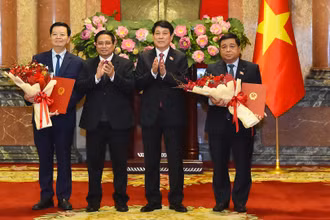 Chủ tịch nước Lương Cường và Thủ tướng Phạm Minh Chính chúc mừng các Phó Thủ tướng Chính phủ: Nguyễn Chí Dũng và Mai Văn Chính.
