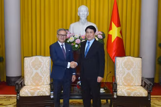 Chủ tịch nước Lương Cường và Bộ trưởng Ngoại giao Lào Thongsavanh Phomvihane tại buổi tiếp.