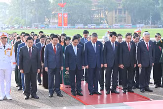 Tổng Bí thư Tô Lâm, Chủ tịch nước Lương Cường, Thủ tướng Phạm Minh Chính, Chủ tịch Quốc hội Trần Thanh Mẫn cùng các đồng chí lãnh đạo Đảng, Nhà nước, đại biểu Quốc hội thành kính tưởng nhớ Chủ tịch Hồ Chí Minh. 