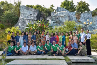 Ban Liên lạc Trung đoàn 52 Tây Tiến chụp ảnh kỷ niệm trước Bia lưu niệm Tây Tiến ở Sài Khao.
