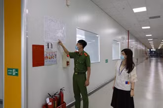 Lực lượng công an kiểm tra công tác phòng cháy chữa cháy tại cơ sở.