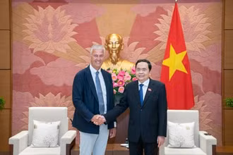 Phó Chủ tịch Thường trực Quốc hội Trần Thanh Mẫn tiếp Phó Chủ tịch thứ nhất Thượng viện Bỉ Andries Gryffroy. (Ảnh: Báo Đại biểu nhân dân)