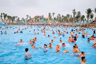 Hàng nghìn du khách đã đến tham quan, trải nghiệm các dịch vụ tại Sun World Hà Nam ngay ngày đầu khai trương.