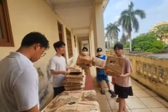 Sinh viên Đại học Y Hà Nội và Học viện Tài chính hỗ trợ phát phụ san cho người dân.