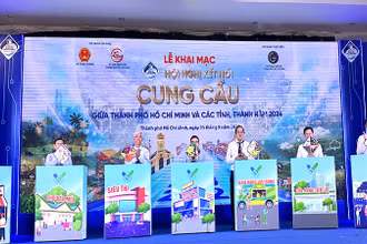 Các đại biểu thực hiện nghi thức kết nối đặc sản các vùng-miền tại lễ khai mạc.