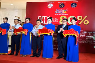 Các đại biểu thực hiện nghi thức khai mạc sự kiện “Khuyến mại hàng hiệu” năm 2024.