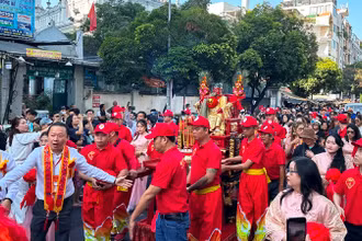 Cung nghinh tượng Quan Thánh Đế Quân diễu hành trên đường phố ở quận 5 (ảnh: HOÀNG LIÊM)
