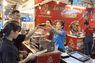 Khách lựa chọn và thưởng thức món ăn tại gian hàng của Công ty cổ phần Việt Nam Kỹ nghệ súc sản (VISSAN) tại Lễ hội.