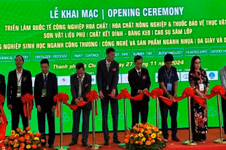 Các đại biểu thực hiện nghi thức khai mạc các triển lãm.