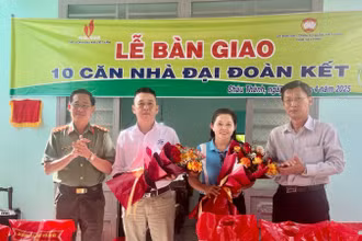 Đại tá Nguyễn Văn Trãi, Ủy viên Ban Thường vụ Tỉnh ủy, Giám đốc Công an tỉnh Tây Ninh tặng hoa cảm ơn Báo Nhân Dân, Tập đoàn Dầu khí Quốc gia Việt Nam và Công ty cổ phần Xi-măng Fico.