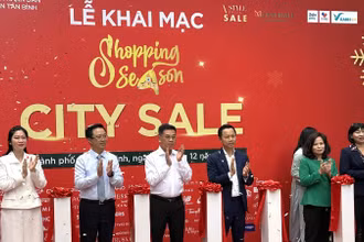 Các đại biểu thực hiện nghi thức khai mạc sự kiện “Khuyến mại hàng hiệu” năm 2024 (đợt 2)