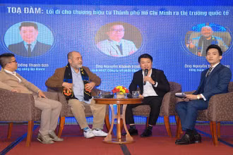 Các diễn giả tham gia thảo luận tại diễn đàn.