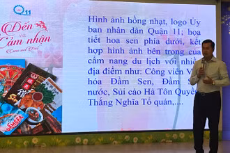 Đại diện Ủy ban nhân dân quận 11 giới thiệu cẩm nang sản phẩm du lịch đặc trưng, điểm đến quận 11