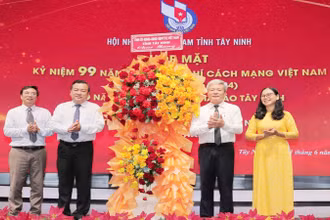 Phó Bí thư Thường trực Tỉnh ủy Tây Ninh Phạm Hùng Thái (thứ hai từ trái sang) tặng hoa chúc mừng đội ngũ báo chí tỉnh Tây Ninh tại buổi họp mặt kỷ niệm Ngày Báo chí cách mạng Việt Nam 21/6/2024.