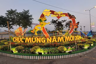 Một tiểu cảnh được bố trí ở lối đi vào Chợ hoa Xuân Bình Điền 2024.