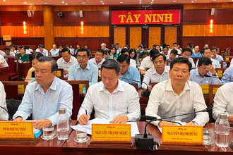 Các đồng chí lãnh đạo tỉnh Tây Ninh tại hội nghị.