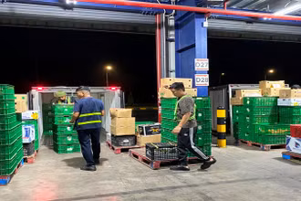 Trung tâm Phân phối miền bắc của Saigon Co.op hoạt động liên tục.