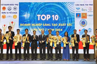Đại diện Ban tổ chức trao cúp vàng vinh danh 10 doanh nghiệp đứng đầu về sáng tạo lần thứ 7 năm 2024.