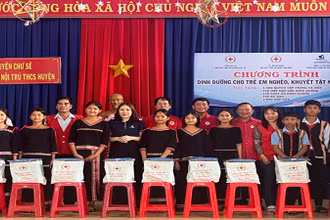 Trao hàng trăm suất ăn dinh dưỡng và quà cho học sinh Trường Phổ thông Dân tộc nội trú huyện Chư Sê (Gia Lai).