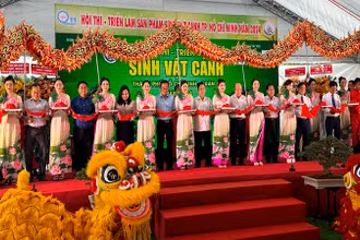Các đại biểu thực hiện nghi thức khai mạc Hội thi-Triển lãm.
