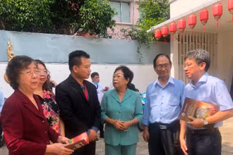 Thành phố Hồ Chí Minh là điểm đến của nhiều người dân từ khắp nơi trong cả nước, nơi có sự đa dạng về văn hóa và lối sống. (Ảnh: Phó Chủ tịch Ủy ban nhân dân Quận 5 Nguyễn Võ Xuân Kỳ trao đổi với các cán bộ người Hoa)