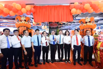 Lãnh đạo Thành phố Hồ Chí Minh và Saigon Co.op thực hiện nghi thức khai trương đại siêu thị Co.opXtra Tạ Quang Bửu