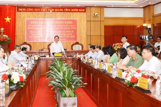 Đồng chí Nguyễn Trọng Nghĩa, Ủy viên Bộ Chính trị, Bí thư Trung ương Đảng, Trưởng Ban Tuyên giáo và Dân vận Trung ương làm việc với Ban Thường vụ Tỉnh ủy Tây Ninh, Ban Tuyên giáo và Dân vận Tỉnh ủy Tây Ninh