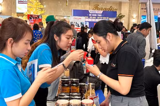 Người tiêu dùng, khách tham quan tìm hiểu những sản phẩm hàng hóa được trưng bày tại chương trình