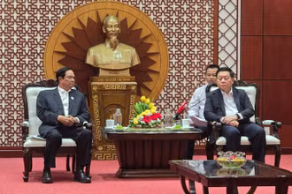 Trưởng Ban Tuyên giáo Trung ương Nguyễn Trọng Nghĩa (phải) tiếp Thống tướng Kun Kim.