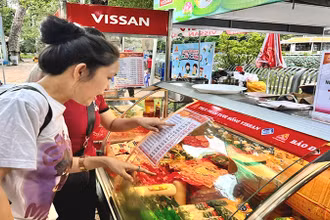 Khách du lịch tham quan gian hàng thực phẩm của Công ty cổ phần Việt Nam Kỹ nghệ súc sản tại Liên hoan.