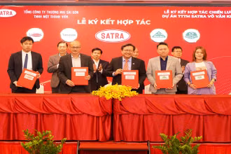 Đại diện SATRA (giữa) ký các biên bản ghi nhớ hợp tác với các đối tác chiến lược lớn của Centre Mall Võ Văn Kiệt.