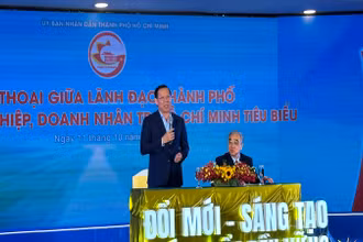 Chủ tịch Ủy ban nhân dân Thành phố Hồ Chí Minh Phan Văn Mãi (người đứng) và Chủ tịch HUBA Nguyễn Ngọc Hòa đối thoại với doanh nghiệp, doanh nhân tại buổi lễ.