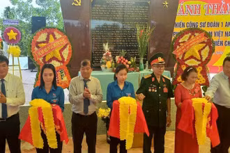 Khánh thành công trình “Đài Vinh danh chiến công-tưởng niệm Anh hùng liệt sĩ" sáng 13/11.