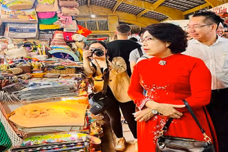 Đoàn lãnh đạo thành phố tham quan Chợ Bến Thành tối ngày 15/12.