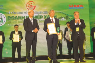 Lãnh đạo Ủy ban nhân dân Thành phố Hồ Chí Minh và Ban tổ chức trao giải thưởng “Doanh nghiệp xanh” năm 2023 cho một doanh nghiệp