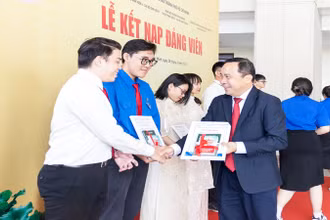 Đồng chí PGS,TS Vũ Hải Quân, Bí thư Đảng ủy, Giám đốc Đại học Quốc gia Thành phố Hồ Chí Minh trao quyết định kết nạp Đảng cho các sinh viên, giảng viên trẻ có thành tích trong nghiên cứu khoa học, công bố… (ảnh: CTV).