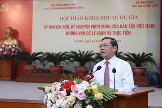 Đồng chí Lại Xuân Môn phát biểu đề dẫn hội thảo.