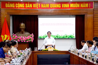 Đồng chí Nguyễn Trọng Nghĩa phát biểu chỉ đạo.