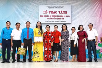 Cô giáo Nguyễn Thị Minh Tâm (trong ảnh: thứ 4 từ trái sang) nhận bằng khen của Bộ trưởng Giáo dục và Đào tạo (Ảnh: Bộ Giáo dục và Đào tạo)