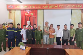 Vợ chồng ông Christian cảm ơn các lực lượng chức năng thị xã Sa Pa.