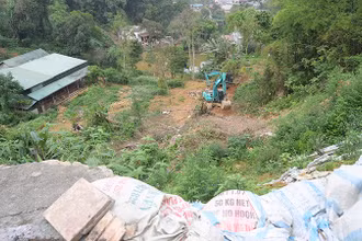 Đơn vị thi công triển khai dự án kè chống sạt lở.