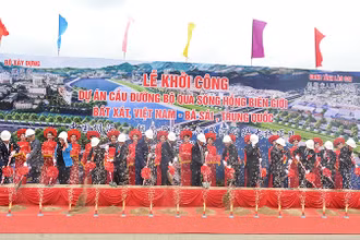 Lễ khởi công xây dựng cầu đường bộ qua sông Hồng biên giới Bát Xát (Việt Nam)-Bá Sái (Trung Quốc).