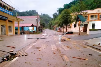 Nhiều công trình bị thiệt hại do mưa giông.