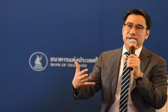 Thống đốc Ngân hàng Trung ương Thái Lan Sethaput Suthiwartnarueput. (Ảnh: Bưu điện Bangkok)