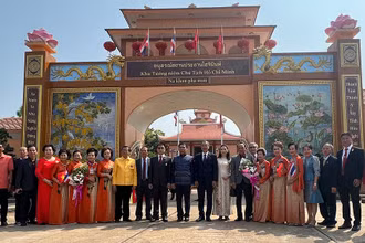 Đại sứ Phan Chí Thành, Tỉnh trưởng Nakhon Phanom cùng bà con kiều bào trước Khu tưởng niệm Chủ tịch Hồ Chí Minh ở Nakon Phanom.